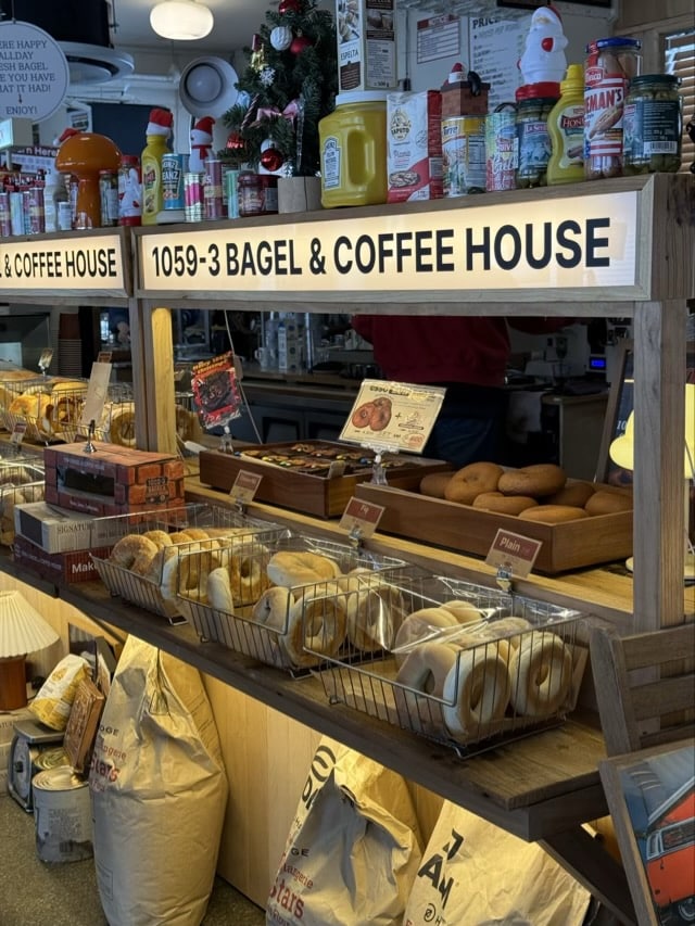 1059-3 베이글 & 커피하우스의 베이글 진열대 클로즈업, 다양한 종류의 베이글과 크리스마스 소품.