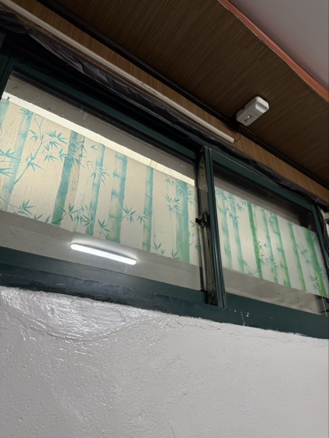 제기동 맛집 홍콩중화요리 인테리어 | 쯔양중국집의 노포인테리어 감성과 담백한 맛의 조화 햇살을 은은하게 비추는 대나무 문양 시트지가 붙은 노포의 창문