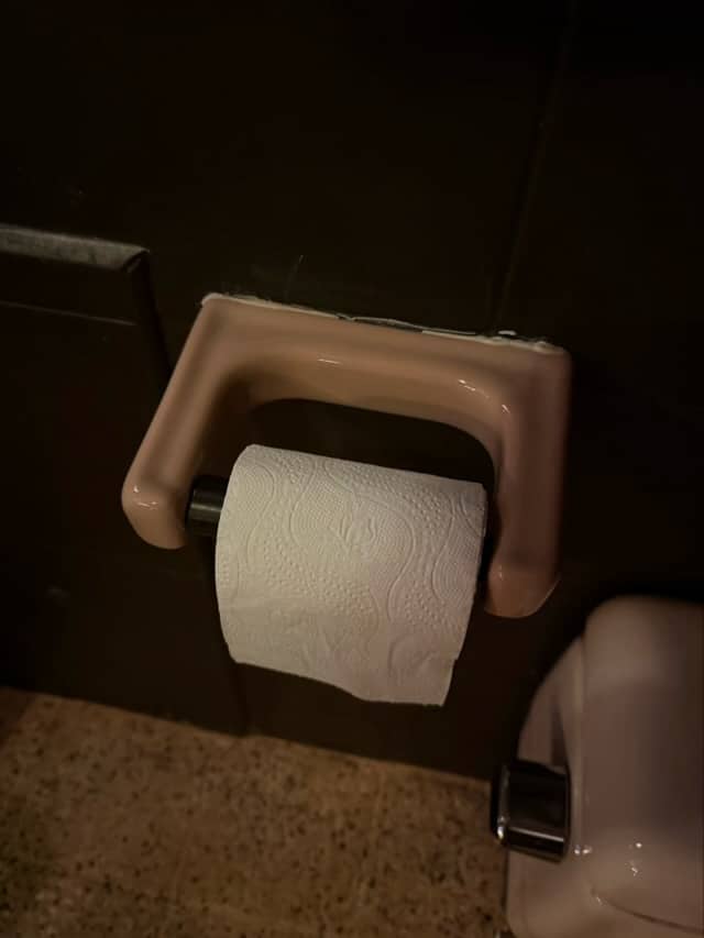 은평카페 flot 화장실의 도자기 소품과 빈티지 무드