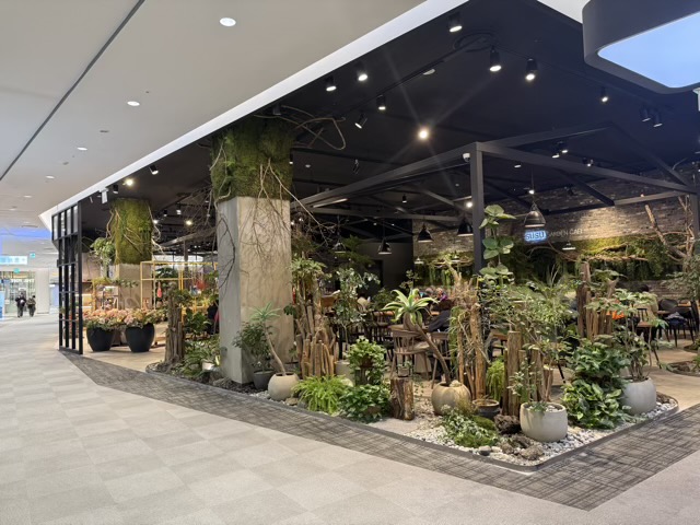 은평 롯데몰 카페 : 수수가든카페의 독보적인 플랜테리어 롯데몰 인테리어 분석 쇼핑몰 복도와 자연스럽게 연결된 은평카페 수수가든의 전체 전경