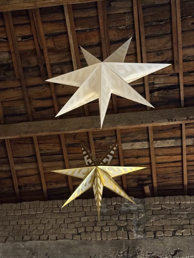 은평flot 인테리어 박공지붕과 별 모양 포인트 조명