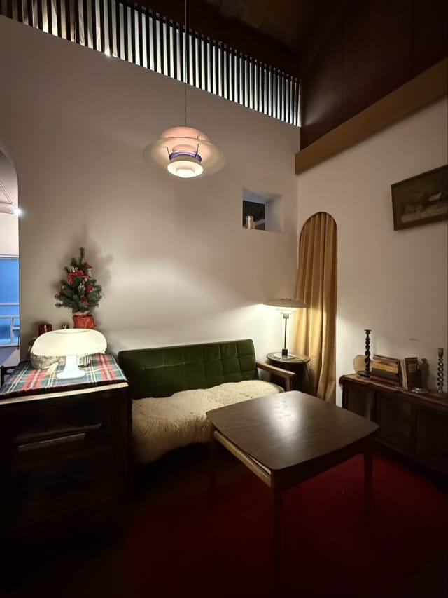 오렌지색 꽃무늬가 그려진 빈티지 워터 디스펜서와 파란색 복고풍 스탠드 조명