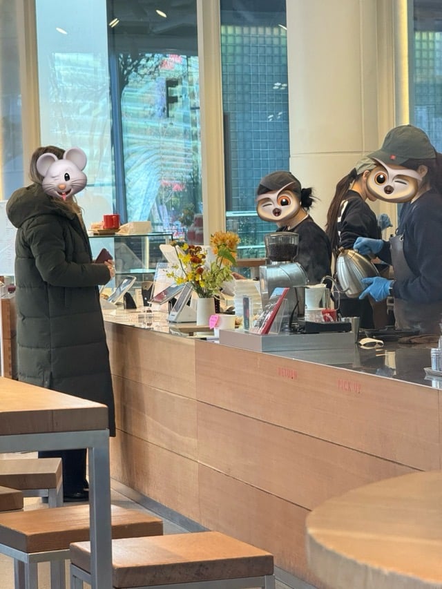 청계천 four B 카페 카운터와 바리스타 업무 공간 모습