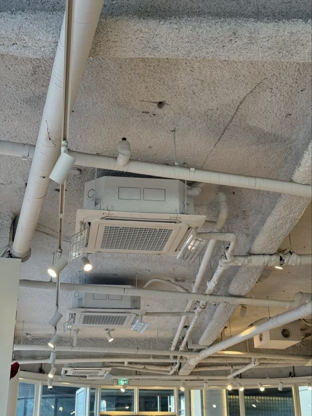 청계천 four B 인테리어 노출천장과 배관 디자인