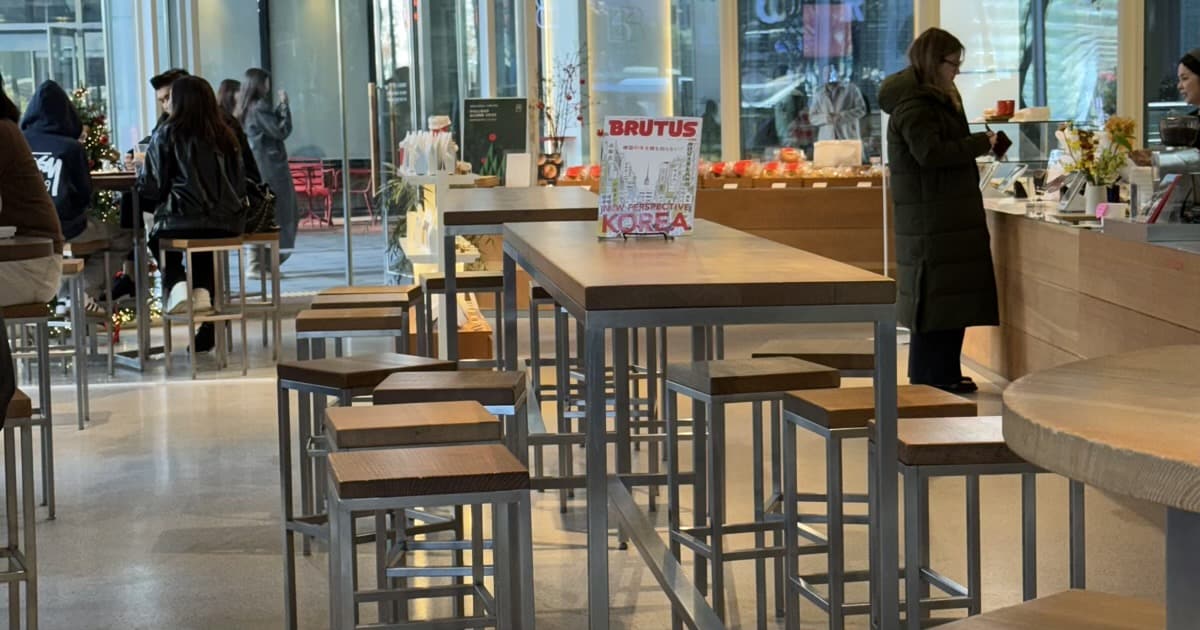 청계천 four B 인테리어 리뷰 | 우드·화이트·노출천장이 만든 따뜻한 카페 디자인