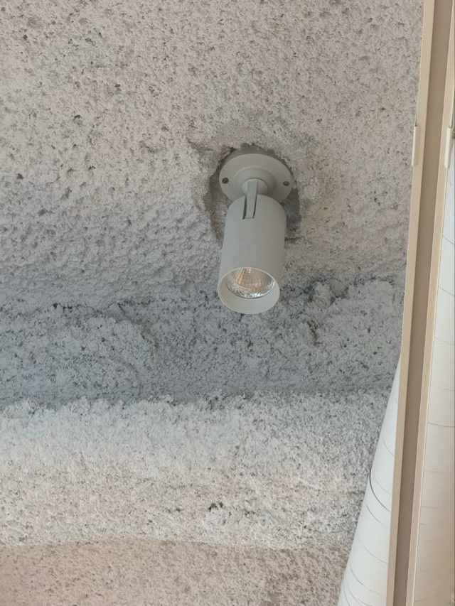 청계천 four B 카페 스팟 조명과 거친 천장 텍스처