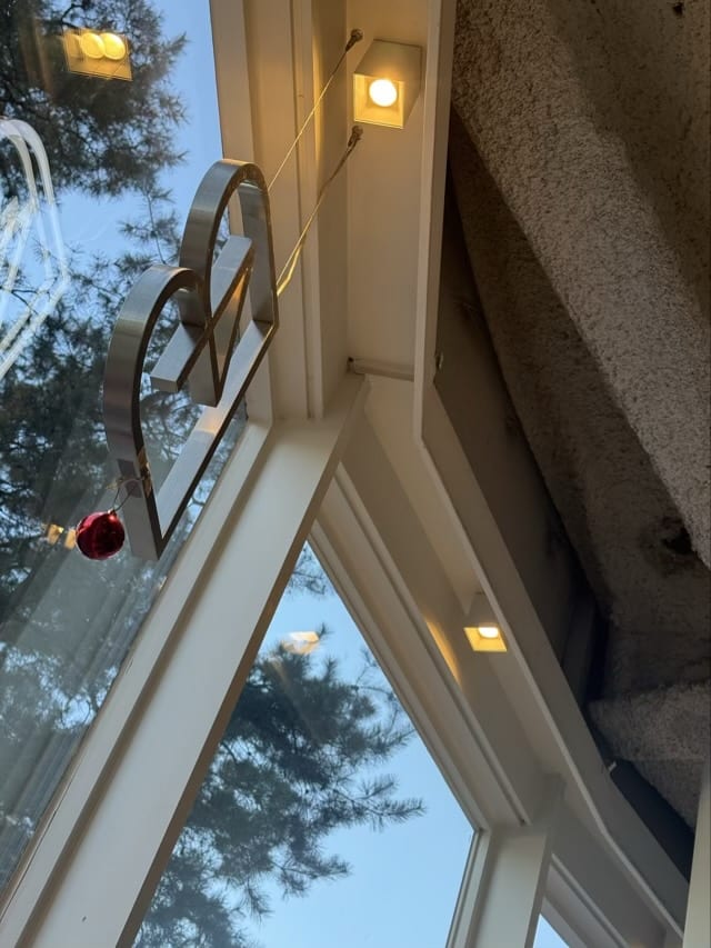 청계천 four B 창가 커튼박스 조명과 사인 디자인