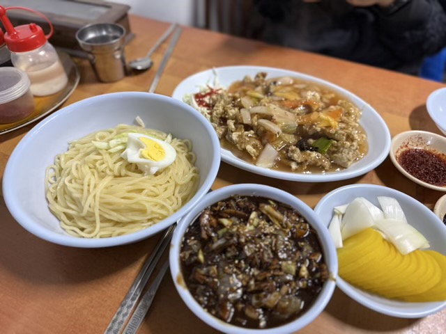 제기동 맛집 홍콩중화요리 인테리어 | 쯔양중국집의 노포인테리어 감성과 담백한 맛의 조화 제기동 맛집 홍콩중화요리의 담백한 간짜장과 바삭한 탕수육 상차림