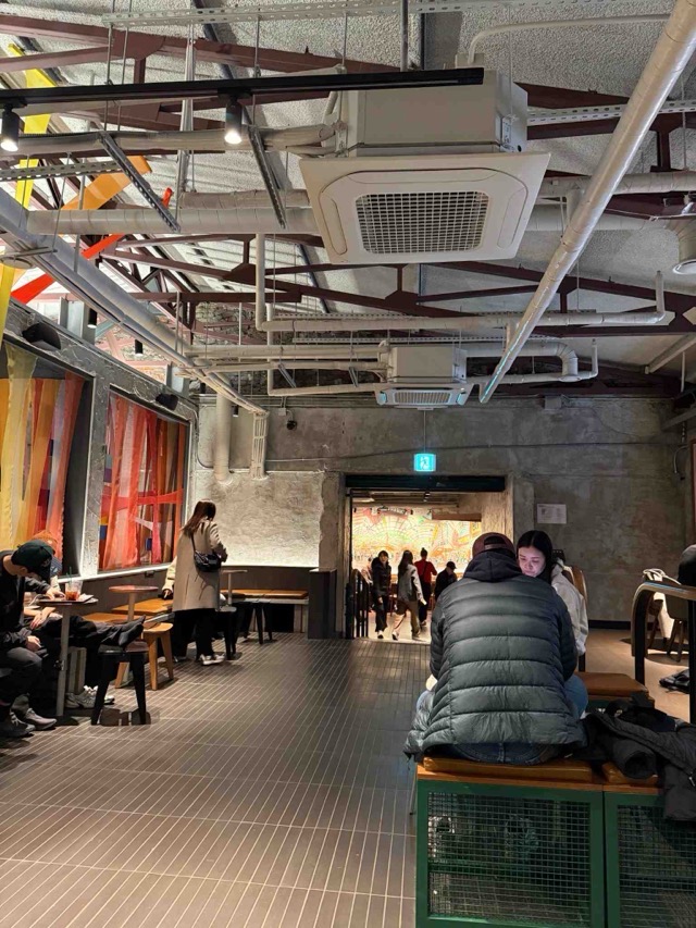 초록색 철망 구조물이 포인트로 사용된 카페 인테리어 요소