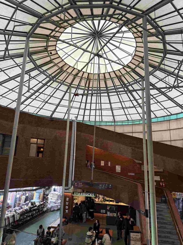 광장시장 내부 상점들과 중앙 돔구조가 함께 보이는 시장 전경