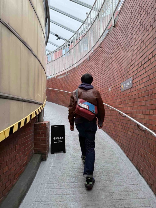 광장시장 스타벅스 옥상으로 올라가는 램프