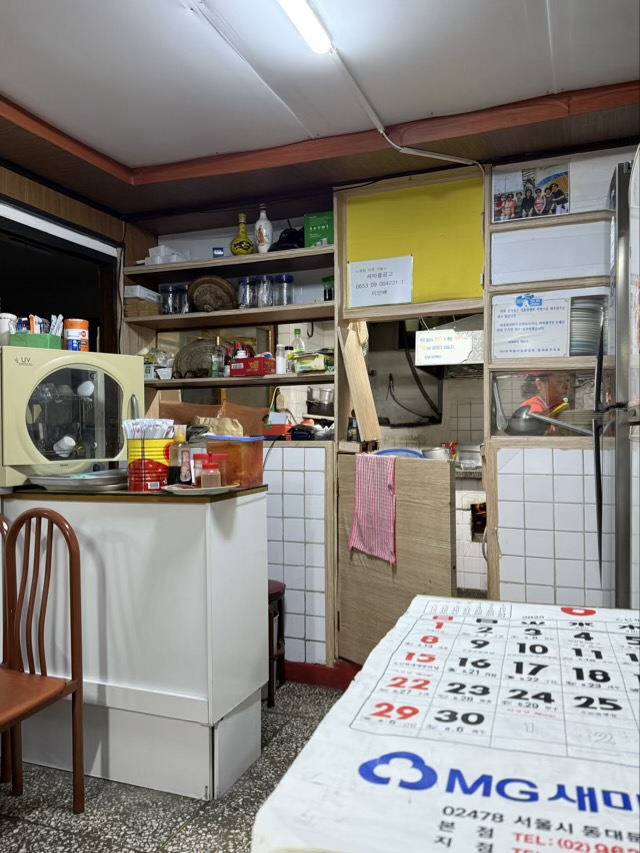 제기동 맛집 홍콩중화요리 인테리어 | 쯔양중국집의 노포인테리어 감성과 담백한 맛의 조화 식기 건조기와 각종 양념이 깔끔하게 정리된 주방 앞 카운터 모습