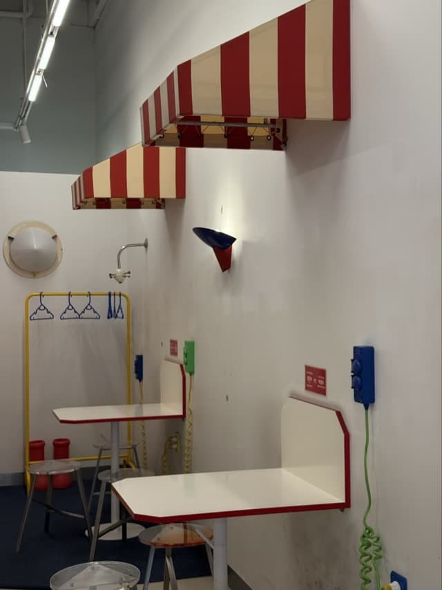 마곡 어닝바 인테리어의 빨강/흰색 어닝과 원색 포인트의 키치 레트로 테이블