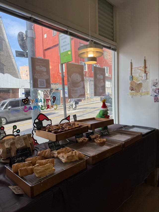 우드 트레이에 정갈하게 담긴 마피의 대표 메뉴 소금빵과 파이