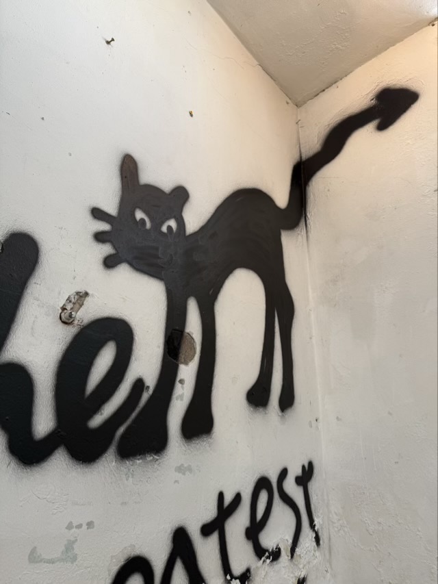 문래동 카페 러스트베이커리 인테리어 분석 문래동 카페 인테리어 벽면 검은 고양이 그래피티