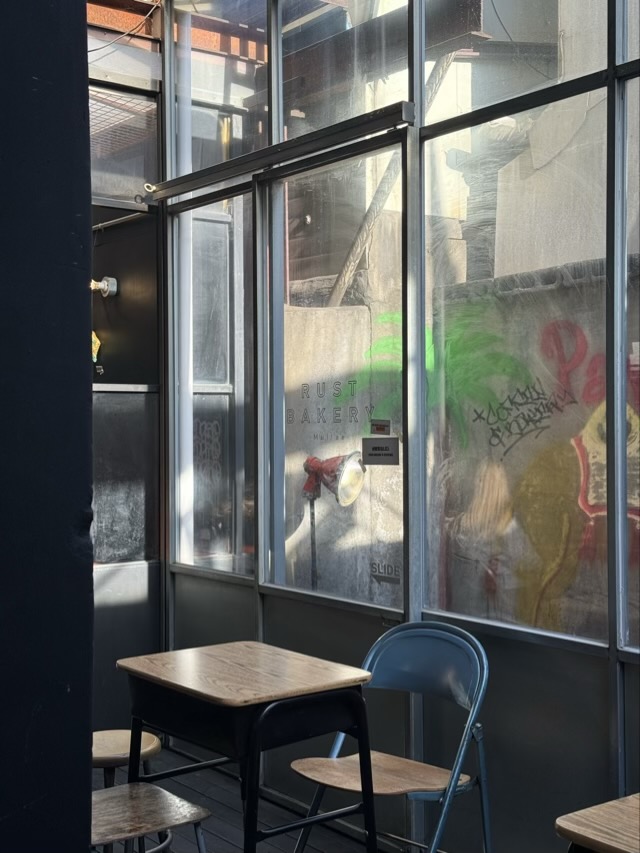 문래동 카페 러스트베이커리 인테리어 분석 문래동 카페 러스트베이커리 창가 쪽 프라이빗 좌석