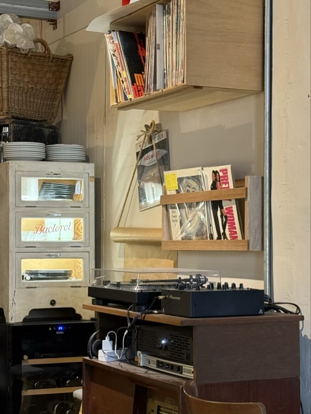 따뜻한 조명과 빈티지한 가구가 어우러진 문래동 카페 슬롯 내부 카운터