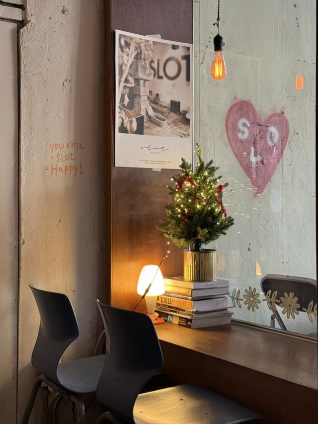 미니 크리스마스 트리와 조명으로 꾸며진 문래동 카페 슬롯의 아늑한 창가