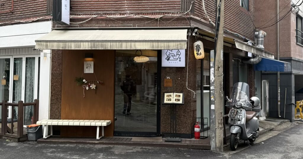 nanban-exterior-white-bench