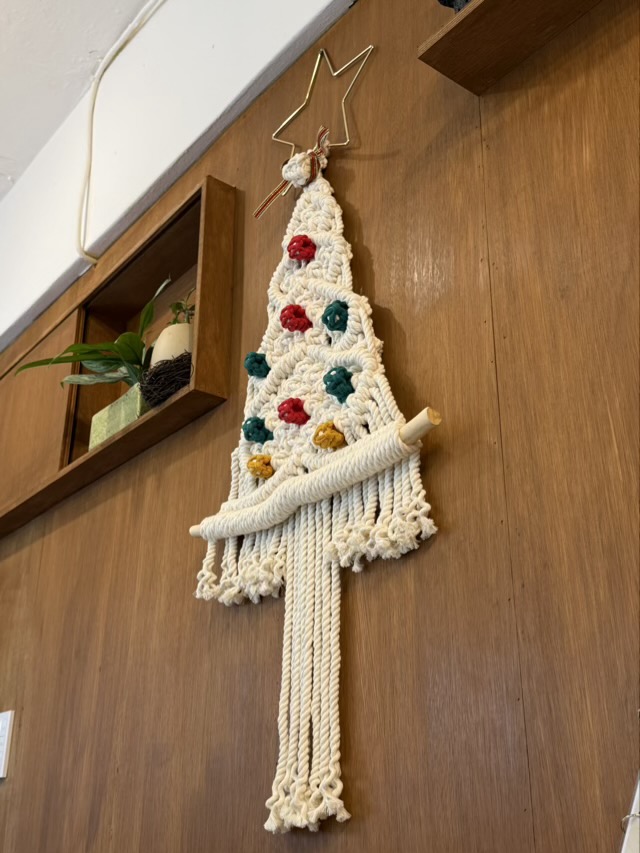 크리스마스 분위기를 더하는 핸드메이드 마크라메 트리 벽장식