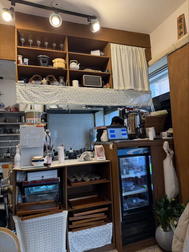 작은 식당 인테리어의 정석을 보여주는 난반의 오픈 주방과 선반