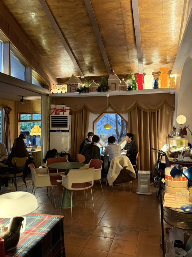 은평카페 은평플로의 목재 박공지붕, 붉은타일 바닥이 어우러진 은평flot 인테리어 전경