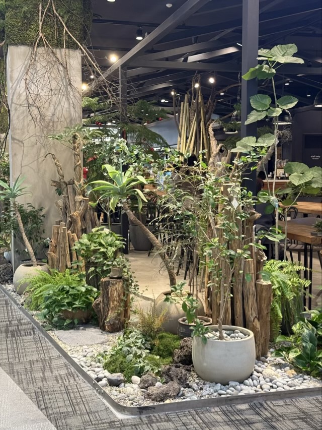 은평 롯데몰 카페 : 수수가든카페의 독보적인 플랜테리어 롯데몰 인테리어 분석 식물을 활용해 테이블 간격을 분리한 롯데몰 인테리어 사례