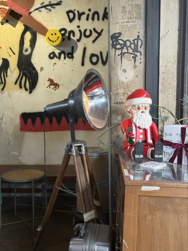문래동 카페 러스트베이커리 인테리어 분석 러스트베이커리 인테리어 빈티지 산타 소품과 조명