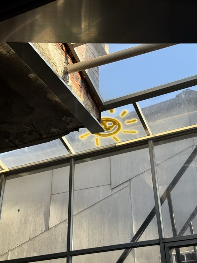 문래동 카페 러스트베이커리 인테리어 분석 러스트베이커리 인테리어 천장 유리창과 햇살 그래피티