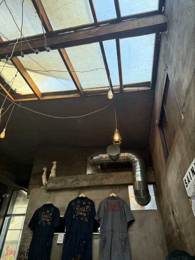 문래동 카페 러스트베이커리 인테리어 분석 러스트베이커리 인테리어 벽면에 걸린 작업복과 금속 덕트