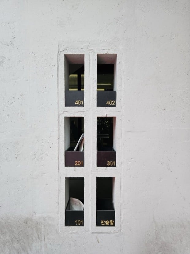 건물 외부 미니멀 우체통 디자인