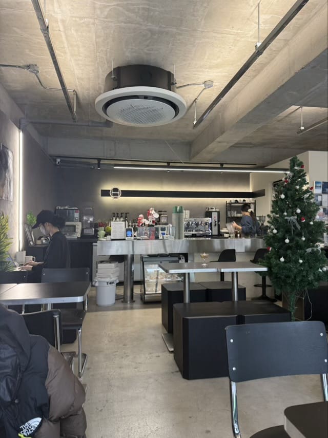 석계역 카페 여백의 블랙앤화이트 모던 시크 인테리어 메인 공간 (합리적 예산)