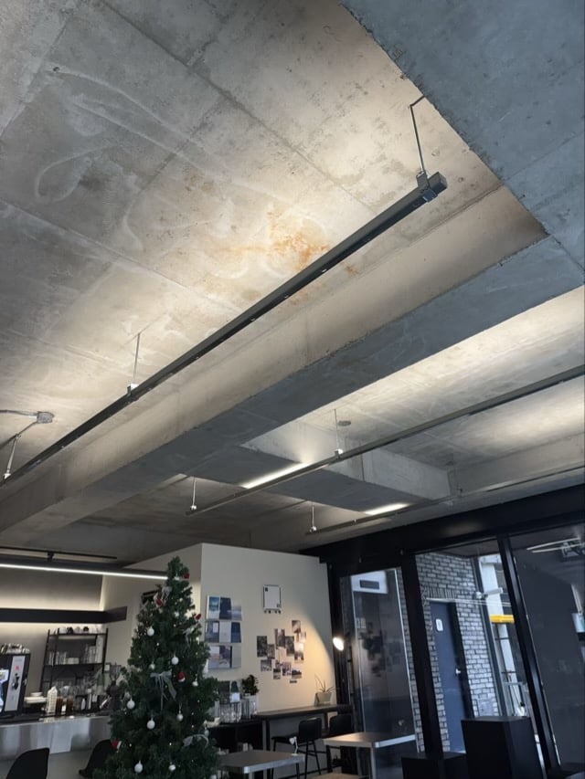 콘크리트 벽면과 간접 라인 조명을 활용한 모던 시크 인테리어 디자인 (석계역 카페)