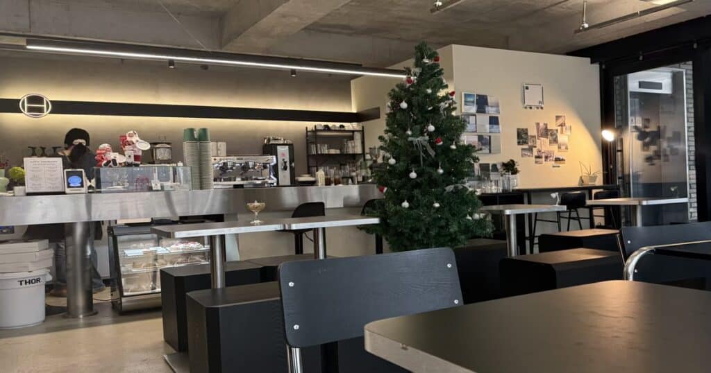 카운터와 테이블이 보이는 석계역 여백 카페의 모던하고 깔끔한 실내 인테리어