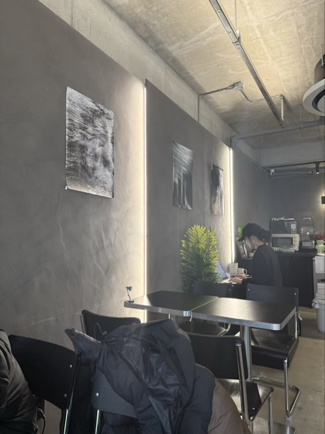 콘크리트 벽면과 간접 라인 조명을 활용한 모던 시크 인테리어 디자인 (석계역 카페)