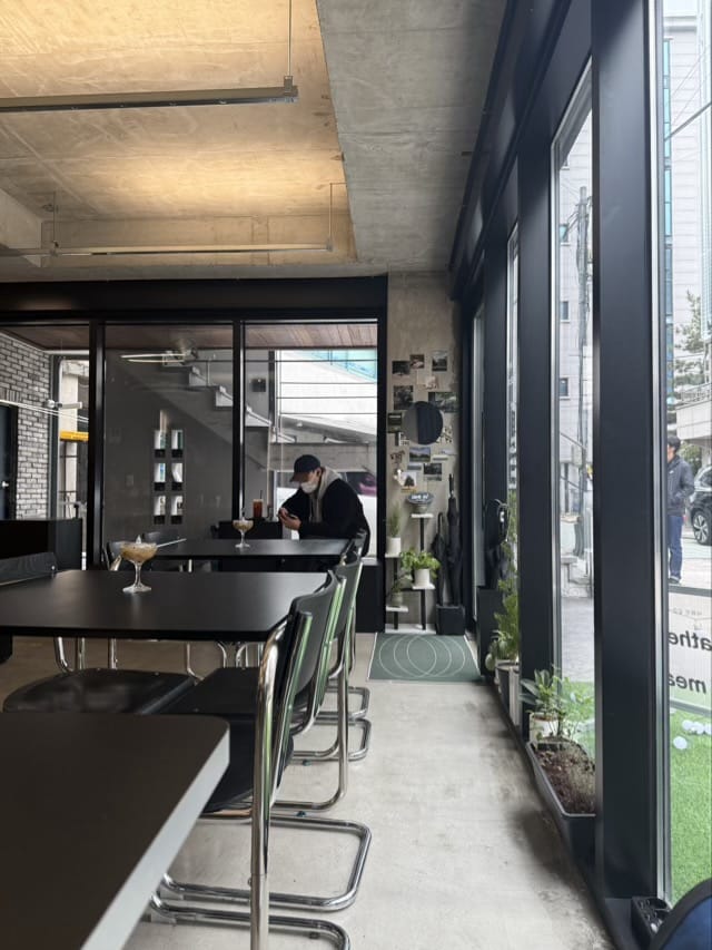 창가 좌석과 블랙 가구를 배치한 석계역 카페 여백의 모던 시크 인테리어