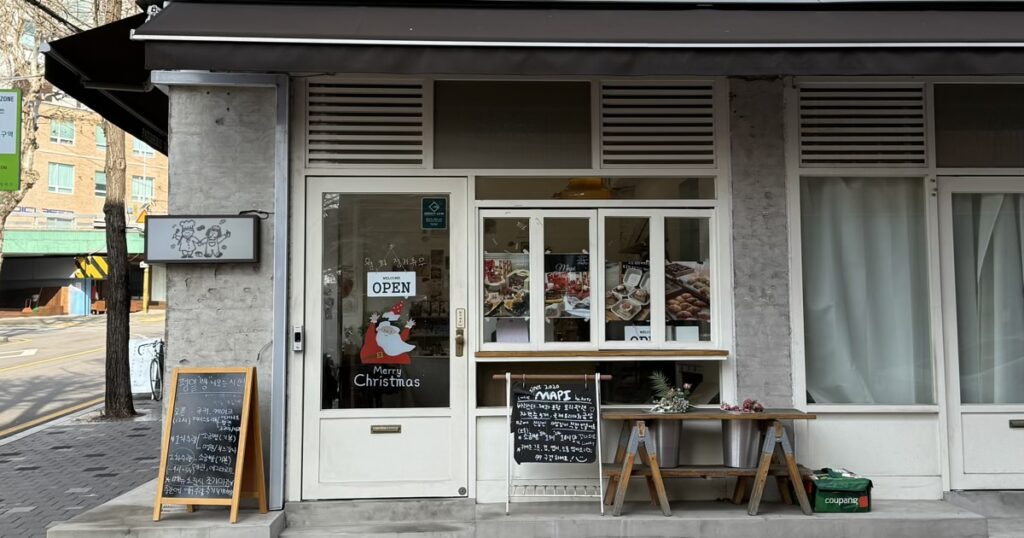 성신여대 베이커리 마피의 깔끔한 화이트 외관과 입구 전경
