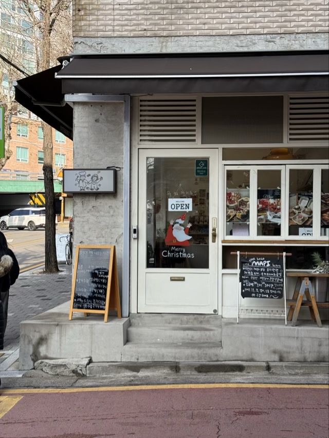 성신여대 베이커리 마피의 깔끔한 화이트 외관과 입구 전경