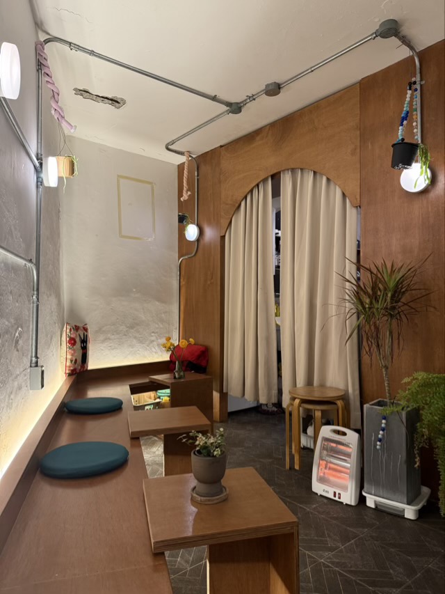 따뜻한 조명과 우드 가구로 구성된 안암동 카페 써니사이드 좌석