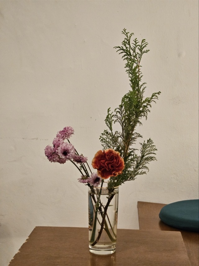 고대 카페 써니사이드 테이블 위 투명 유리병 꽃 장식