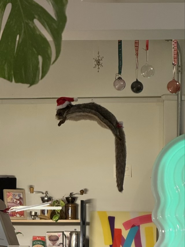 천장에 매달린 하늘다람쥐 인형과 크리스마스 볼 장식
