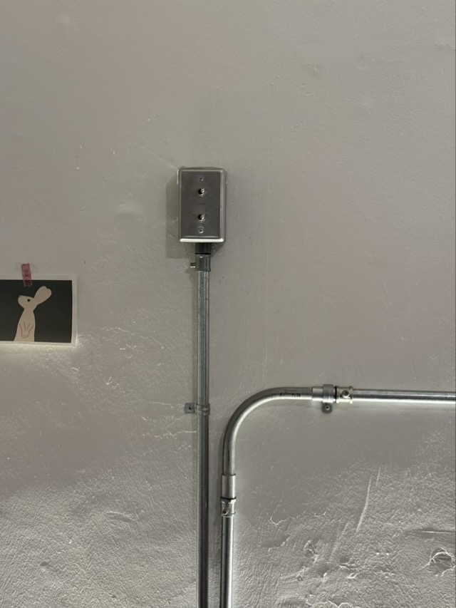 인더스트리얼 감성의 노출 수도파이프 전기 배선 인테리어