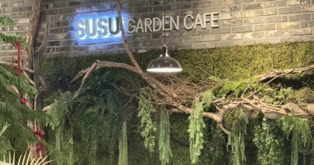 수수가든카페 벽면을 가득 채운 버티컬 가든(벽면 녹화) 사인 디자인