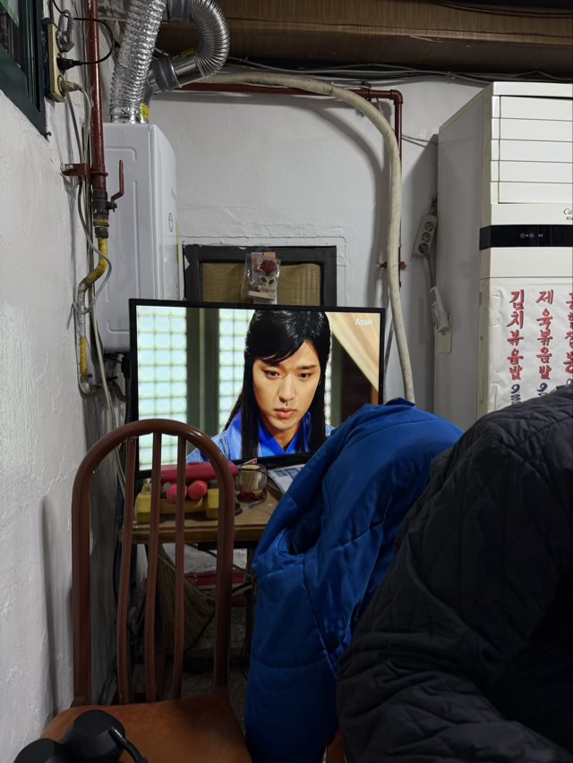 제기동 맛집 홍콩중화요리 인테리어 | 쯔양중국집의 노포인테리어 감성과 담백한 맛의 조화 사극 주몽이 방영 중인 TV와 벽면에 붙은 정겨운 손글씨 메뉴판