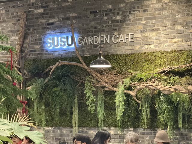 은평 롯데몰 카페 : 수수가든카페의 독보적인 플랜테리어 롯데몰 인테리어 분석 수수가든카페 벽면을 가득 채운 버티컬 가든(벽면 녹화) 디자인