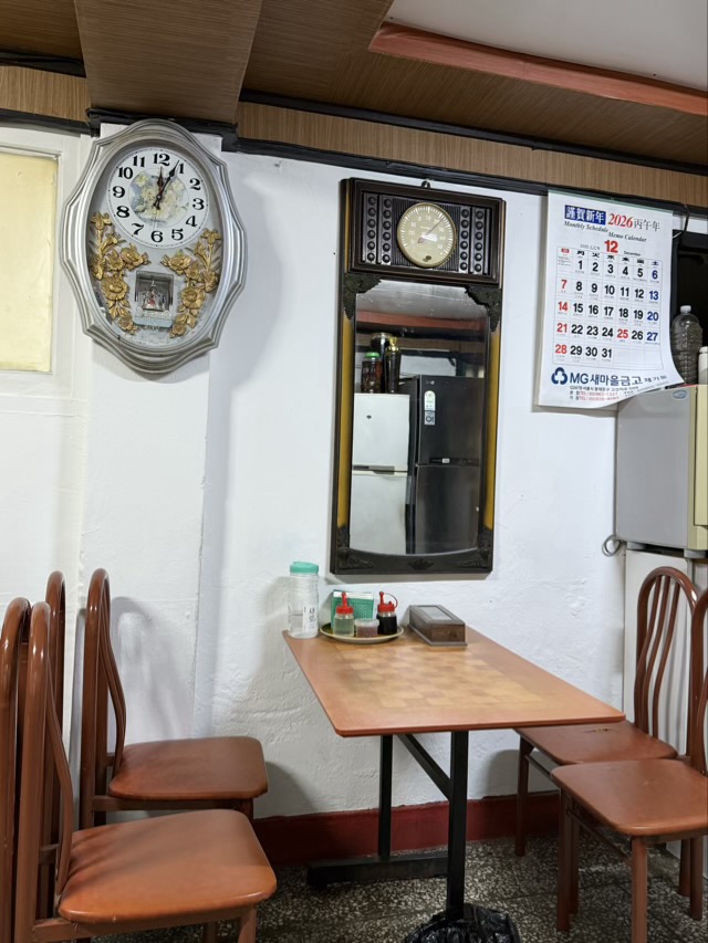 제기동 맛집 홍콩중화요리 인테리어 | 쯔양중국집의 노포인테리어 감성과 담백한 맛의 조화 제기동 맛집 내부의 대형 괘종시계와 갈색 입식 의자가 있는 홀