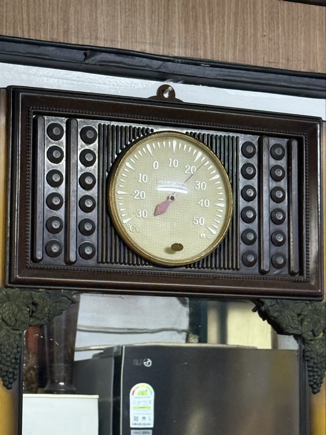 제기동 맛집 홍콩중화요리 인테리어 | 쯔양중국집의 노포인테리어 감성과 담백한 맛의 조화 동대문중국집 노포인테리어의 디테일을 보여주는 오래된 벽걸이 온도계