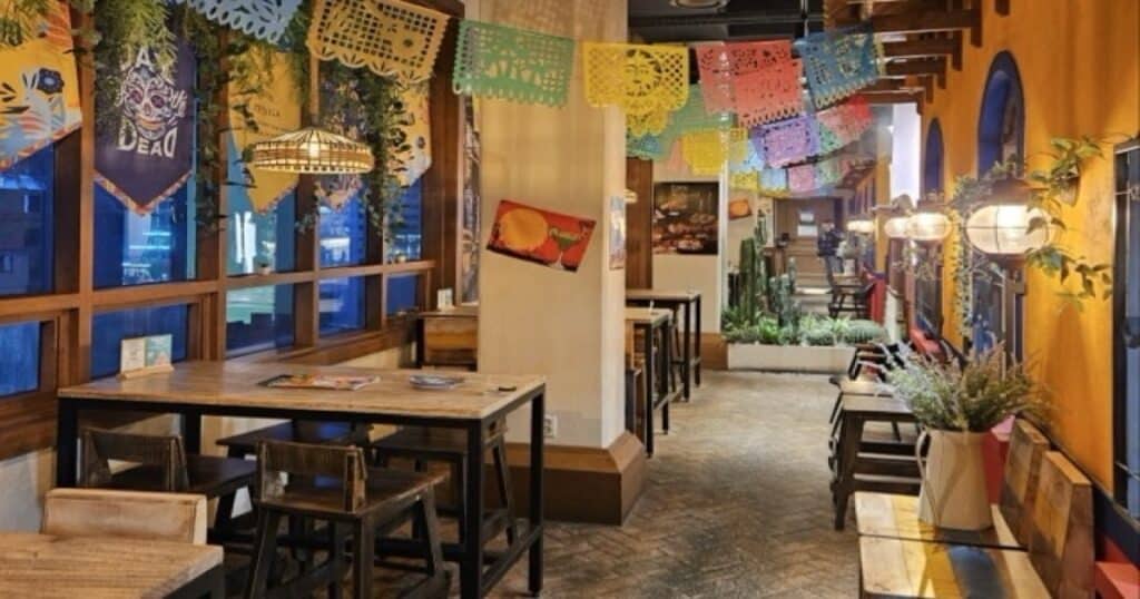 알록달록한 파펠 피카도 종이 장식이 가득한 슈가스컬 내부 멕시칸 인테리어