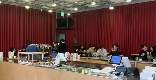 광화문 카페 펠트 내부의 강렬한 붉은 벨벳 커튼 인테리어