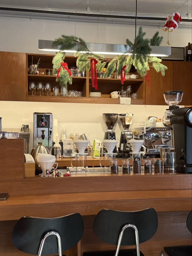 anam cafe interior bar table